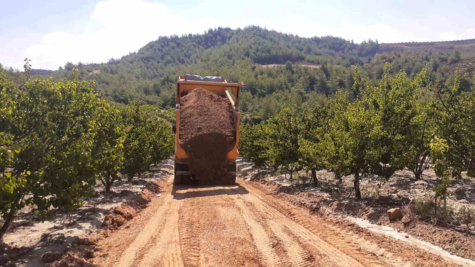 Tarsus Belediyesi kırsal mahallerdeki yolları yeniliyor
