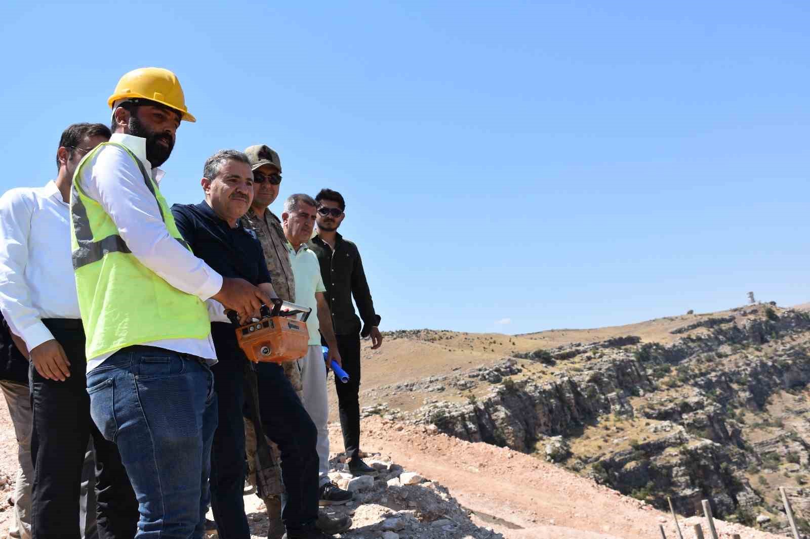 Vali Atay, cam teras yapılan alanda incelemelerde bulundu
