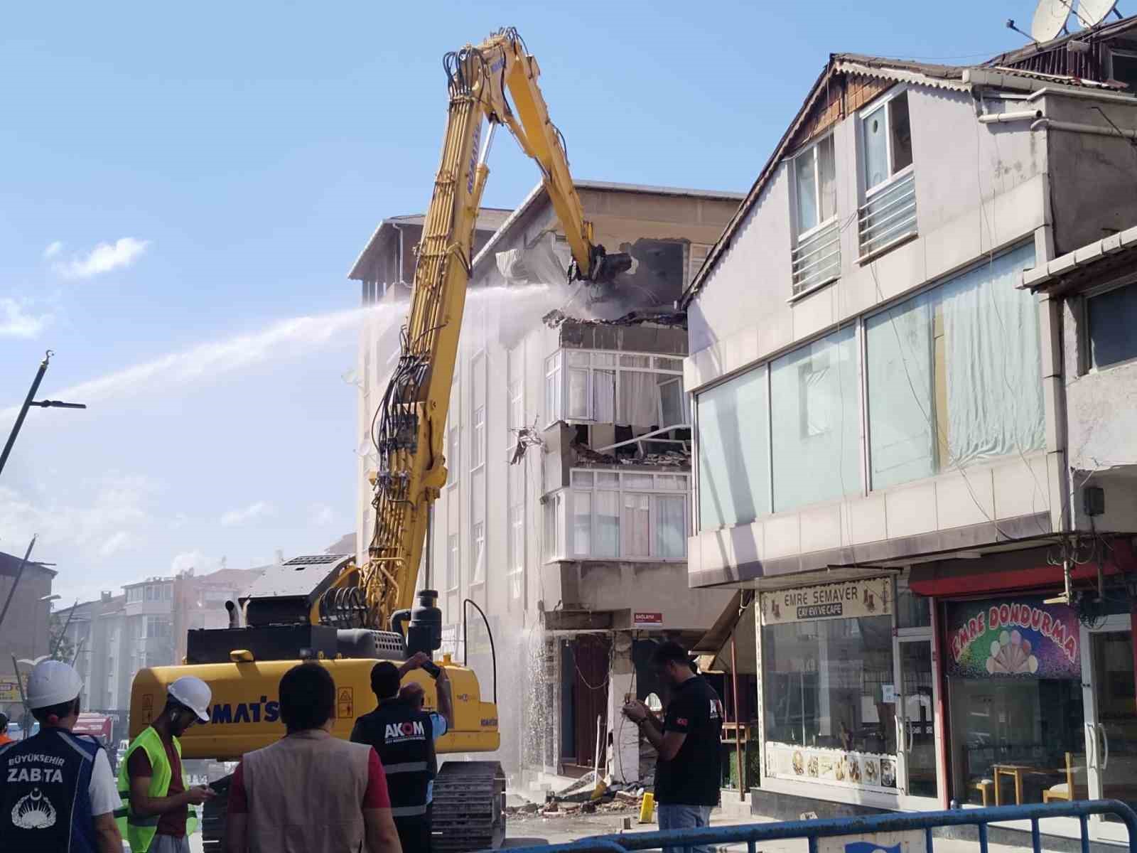 Pendik’te İETT otobüsünün çarptığı 4 katlı bina yıkılıyor
