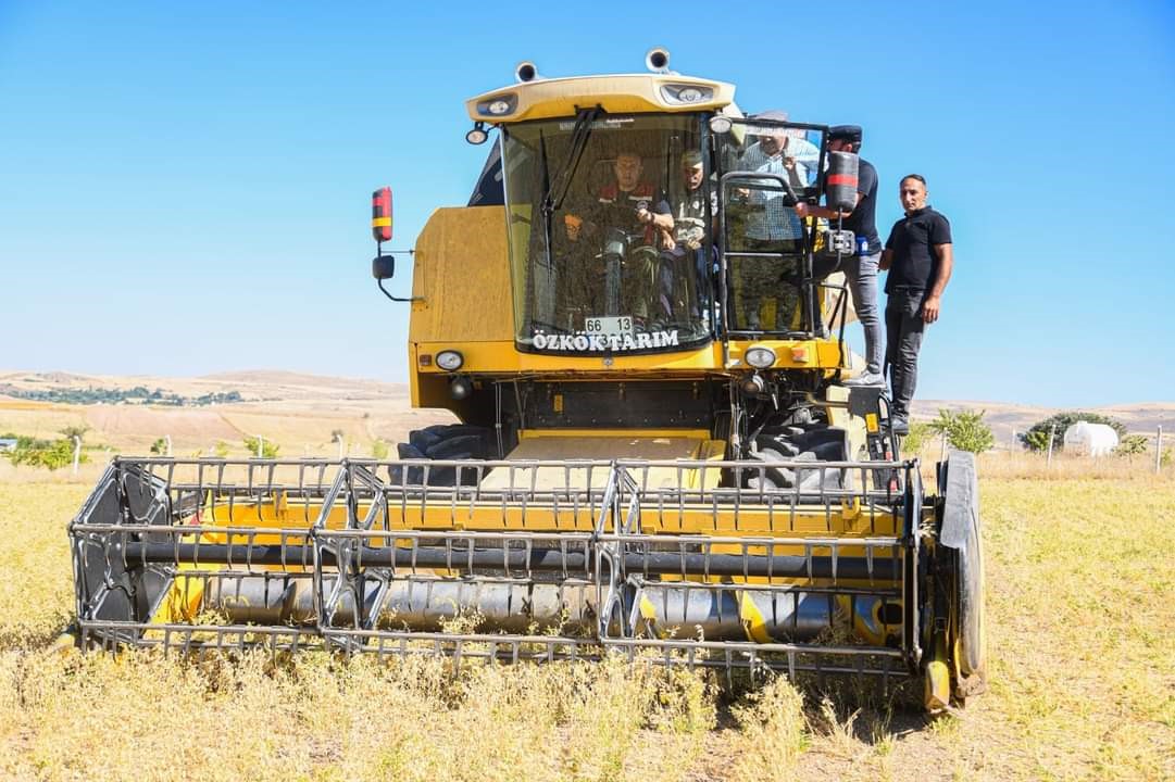 İl Müdürü Saklav, çiftçilerle hasat yaptı
