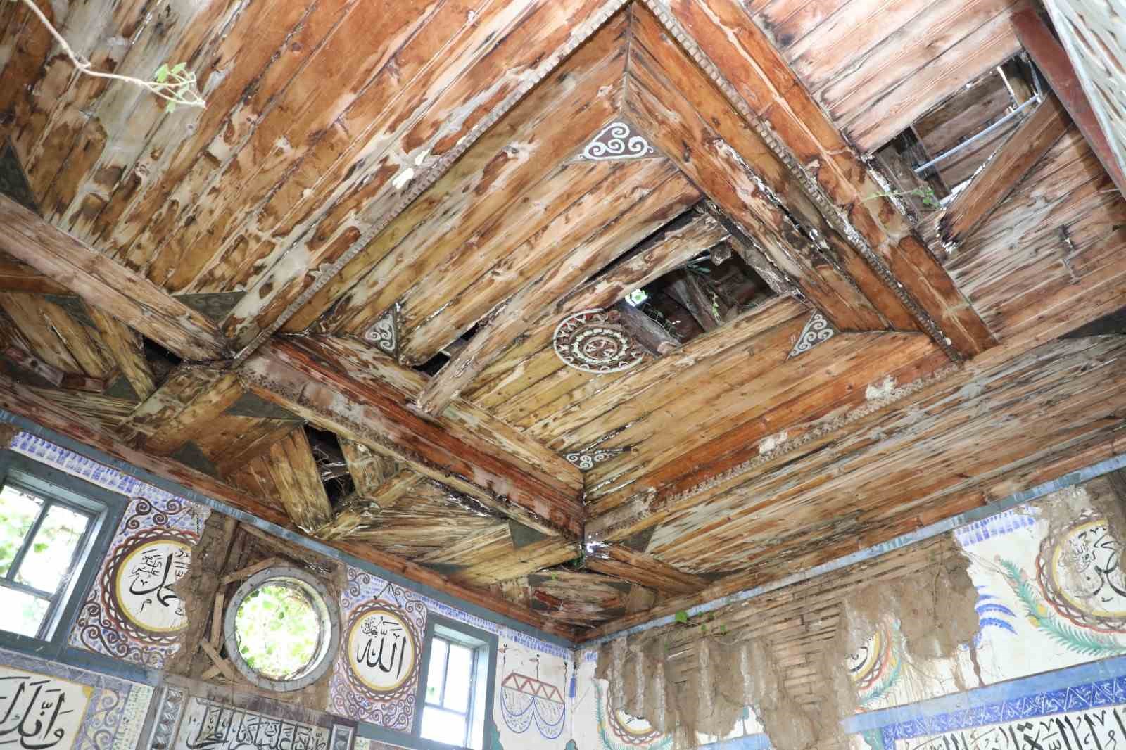 Çürümeye başlayan 100 yıllık cami, bakanlık tarafından koruma altına alındı
