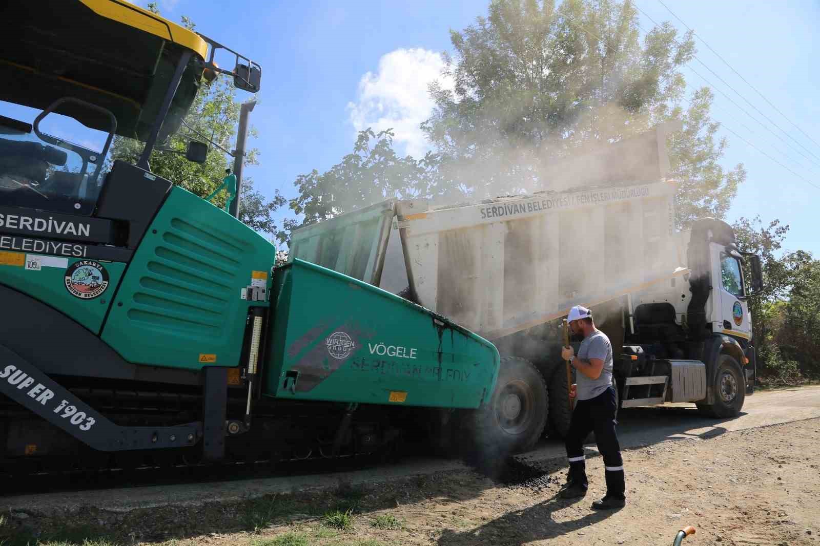 Serdivan’da asfalt mesaisi sürüyor
