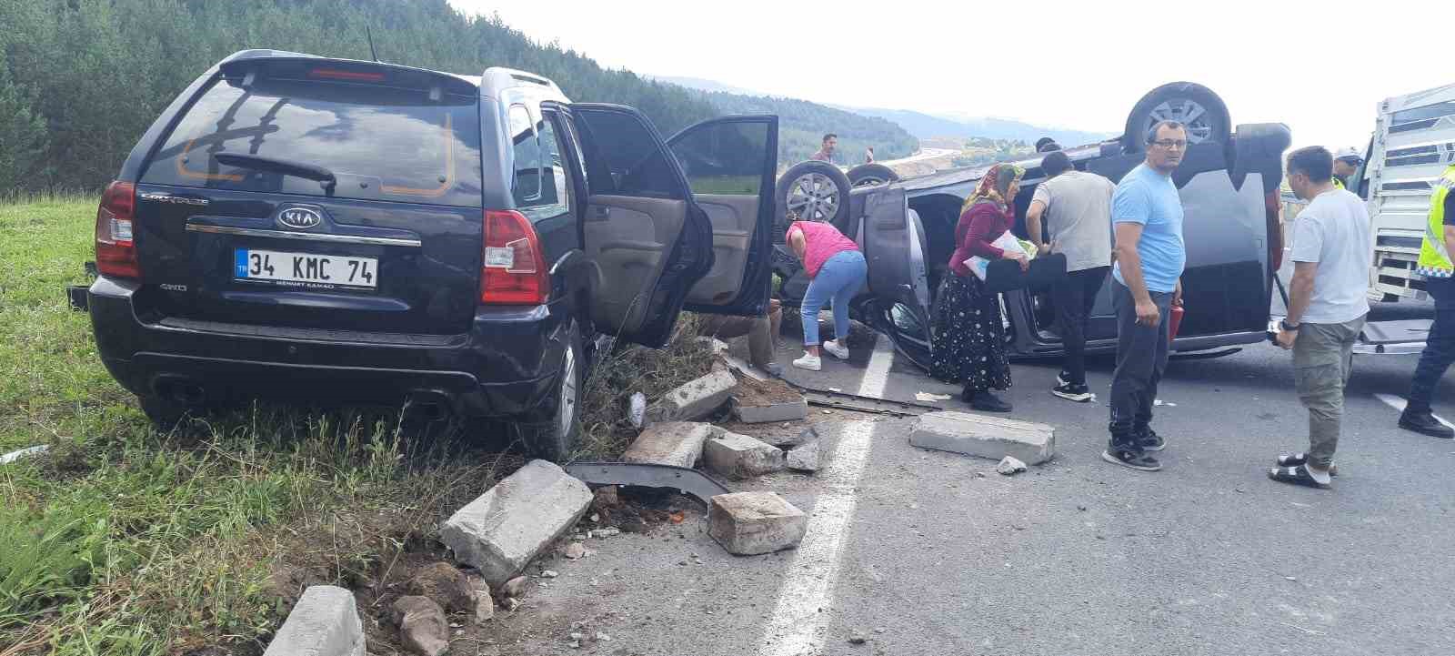 Ardahan’da kamyonet ile otomobil çarpıştı: 7 yaralı
