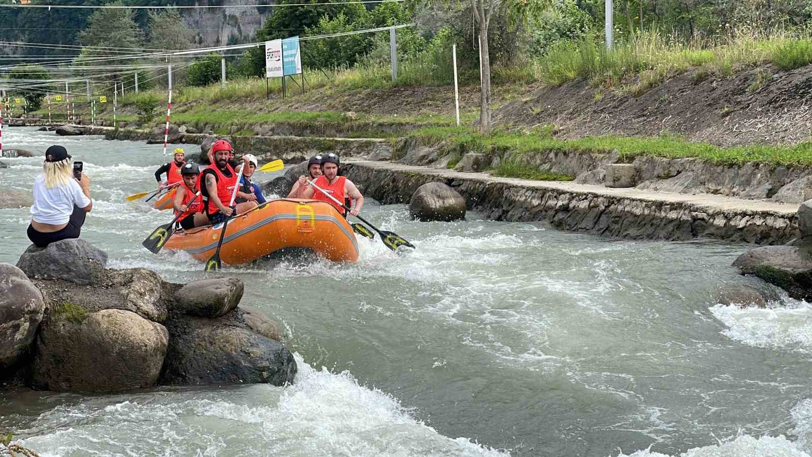 Farklı ülkelerden gelen dansçılar rafting yarışlarında mücadele etti
