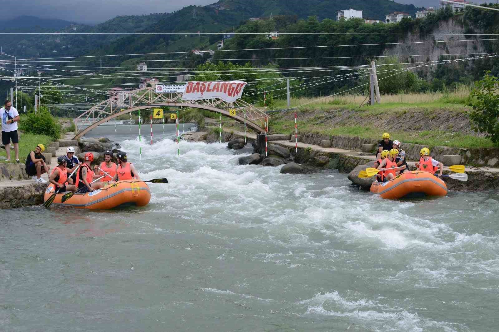 Farklı ülkelerden gelen dansçılar rafting yarışlarında mücadele etti
