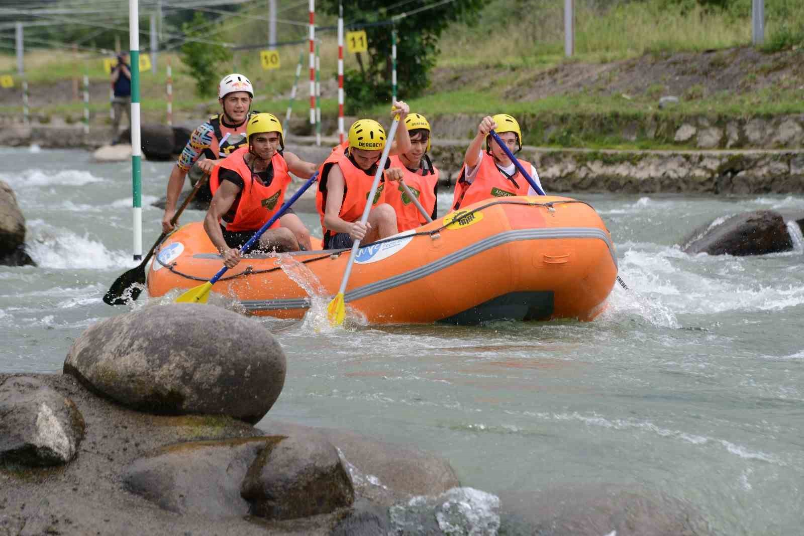 Farklı ülkelerden gelen dansçılar rafting yarışlarında mücadele etti
