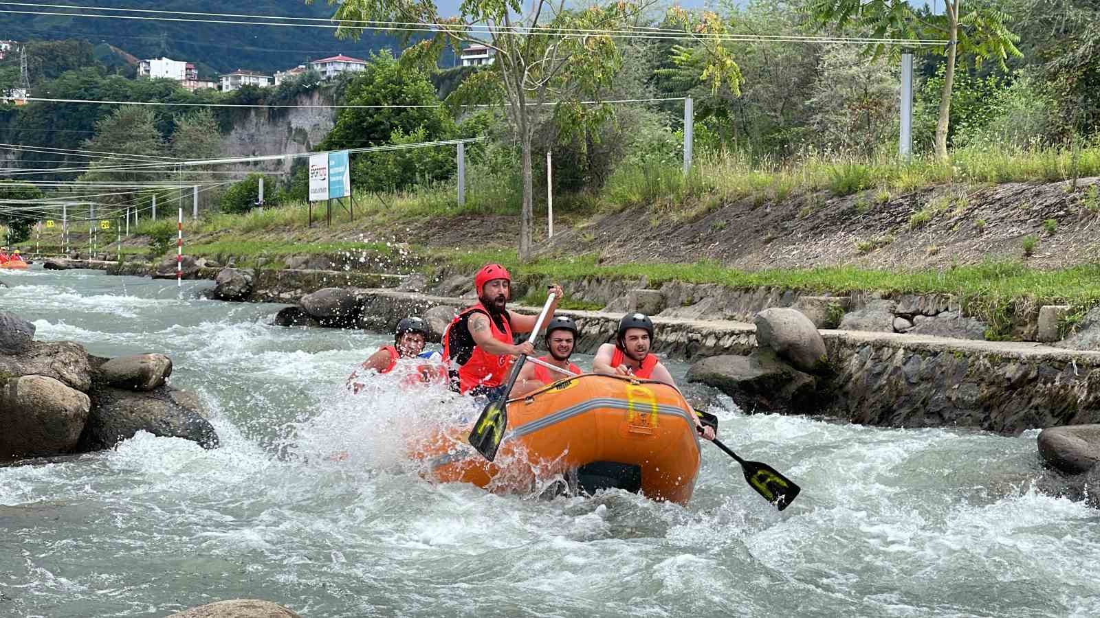 Farklı ülkelerden gelen dansçılar rafting yarışlarında mücadele etti
