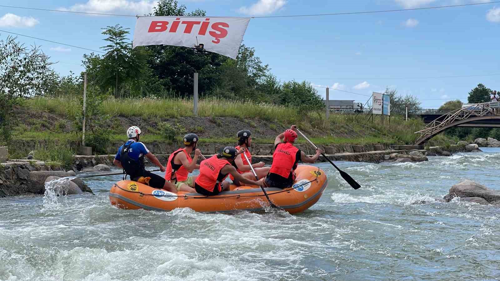 Farklı ülkelerden gelen dansçılar rafting yarışlarında mücadele etti
