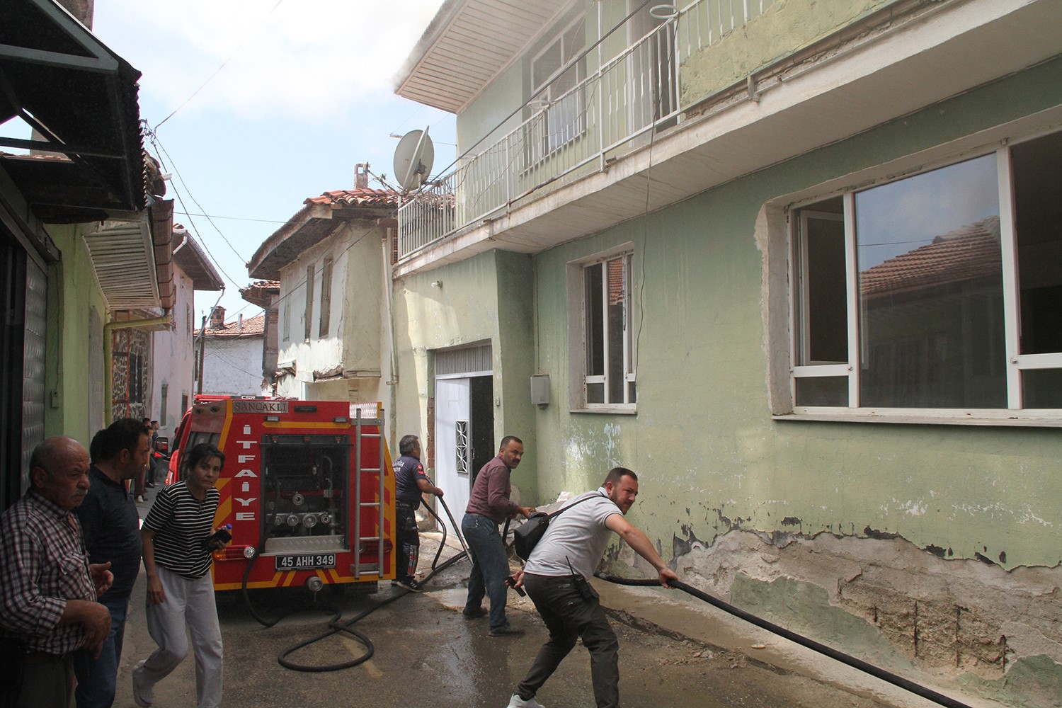 Manisa’da mahalle arasında çıkan yangın paniğe neden oldu
