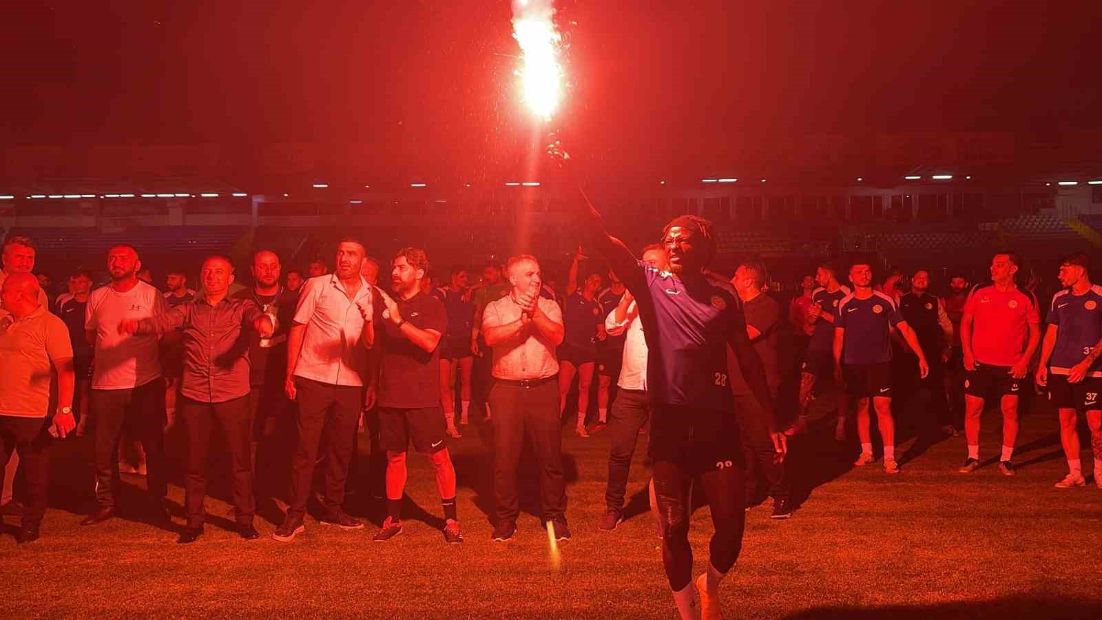 Çaykur Rizespor taraftarı lig meşalesini yaktı
