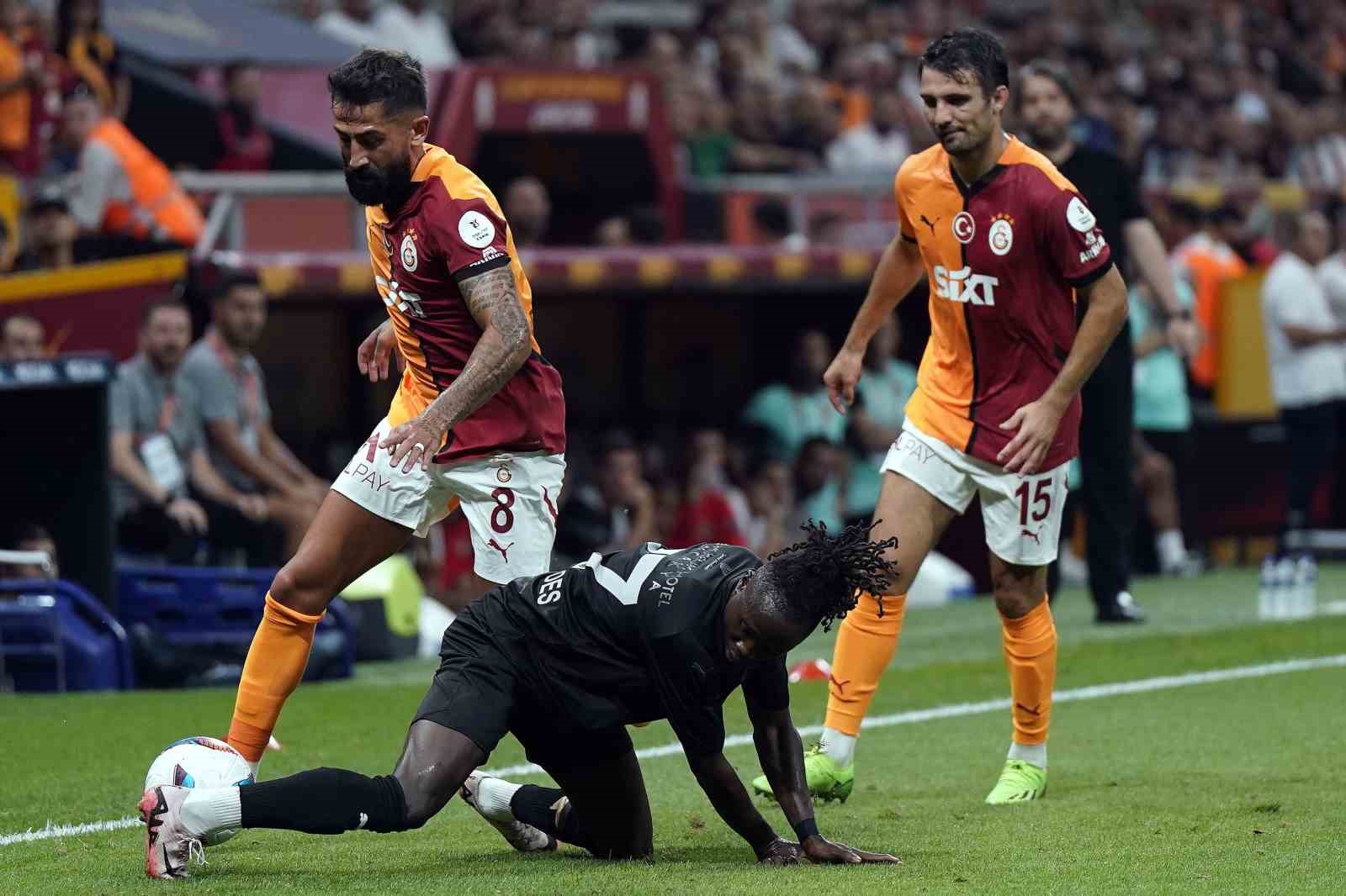 Trendyol Süper Lig: Galatasaray: 0 - Hatayspor: 0 (İlk yarı)
