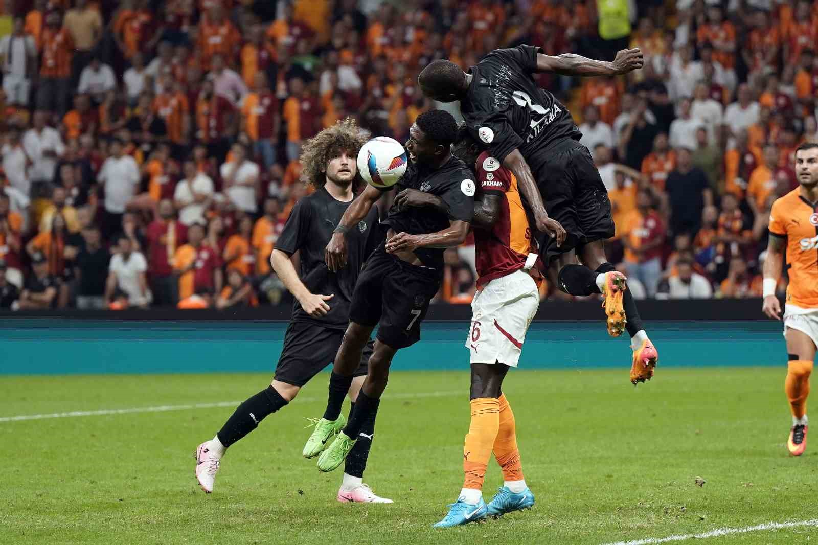 Trendyol Süper Lig: Galatasaray: 0 - Hatayspor: 0 (İlk yarı)
