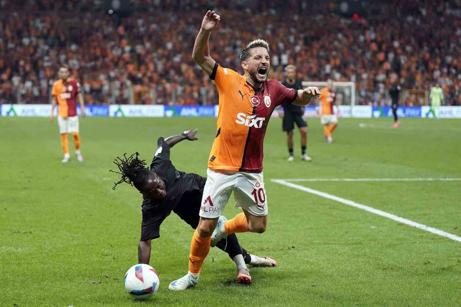 Trendyol Süper Lig: Galatasaray: 0 - Hatayspor: 0 (İlk yarı)
