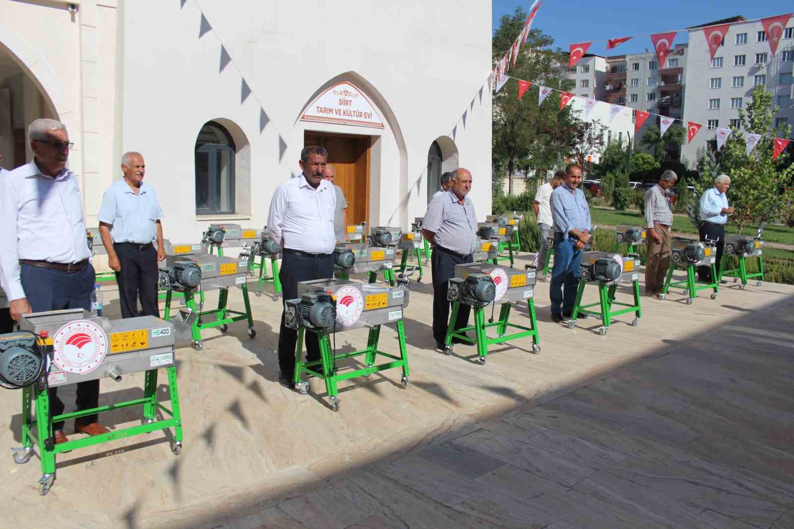 Siirt’te çiftçilere üzüm sıkma makinesi dağıtıldı
