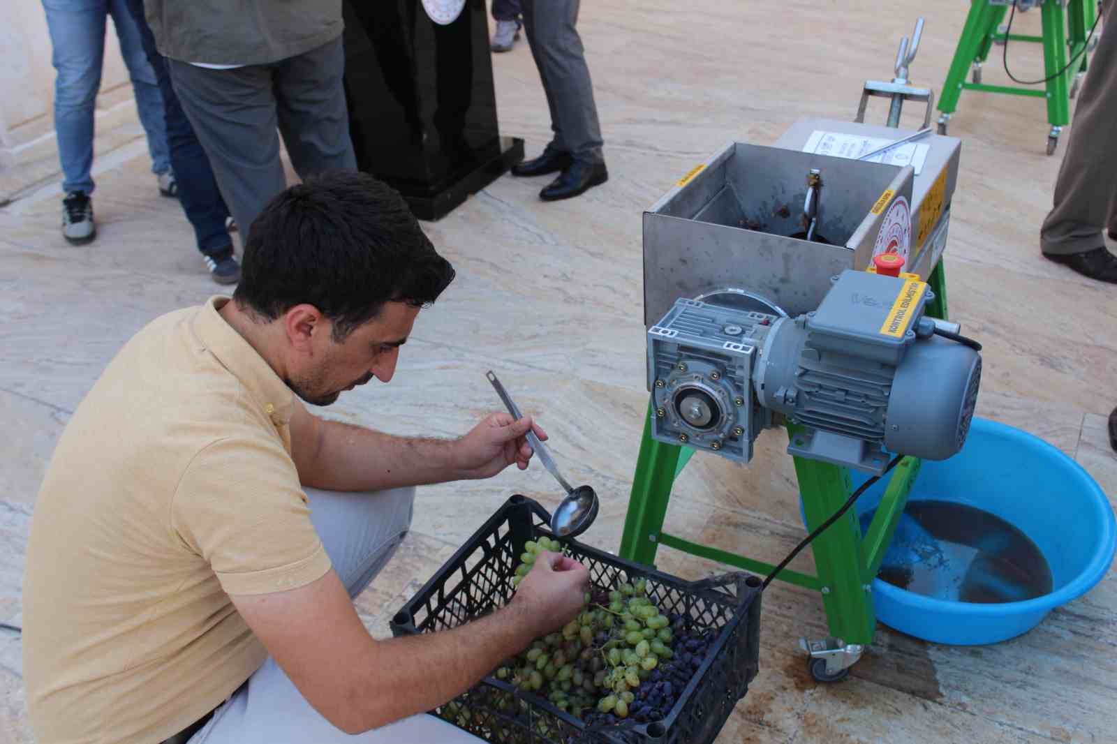 Siirt’te çiftçilere üzüm sıkma makinesi dağıtıldı
