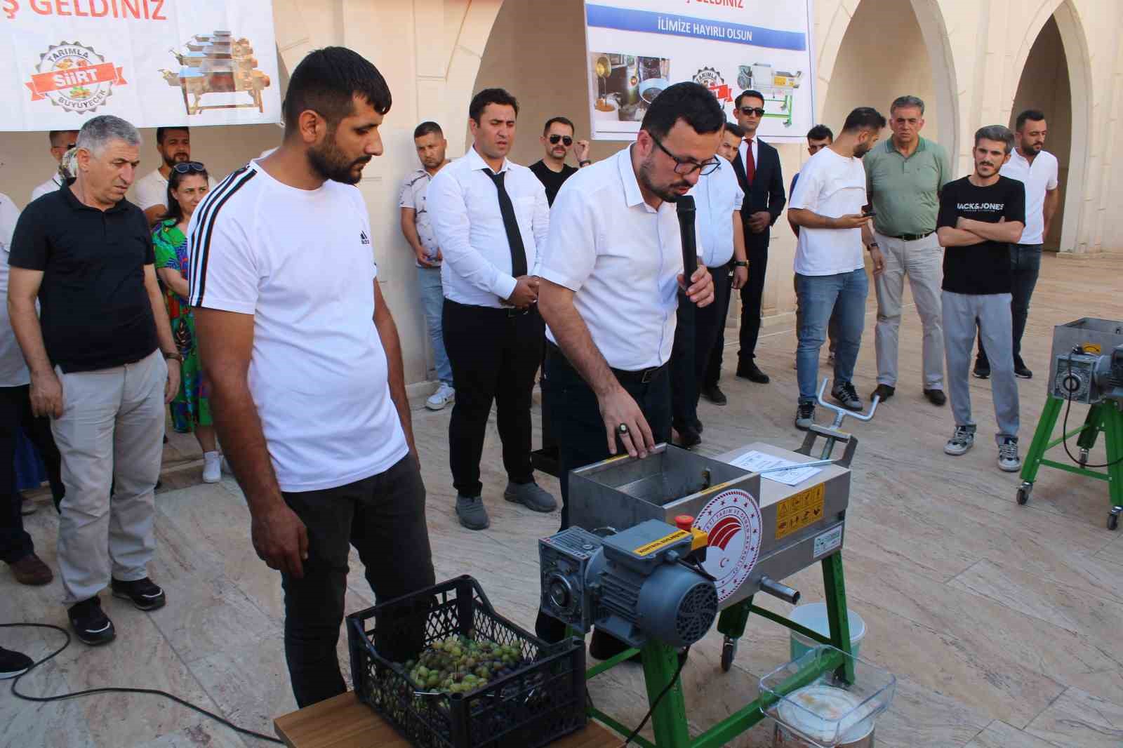 Siirt’te çiftçilere üzüm sıkma makinesi dağıtıldı
