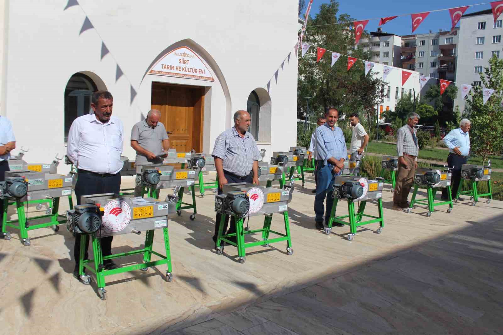 Siirt’te çiftçilere üzüm sıkma makinesi dağıtıldı
