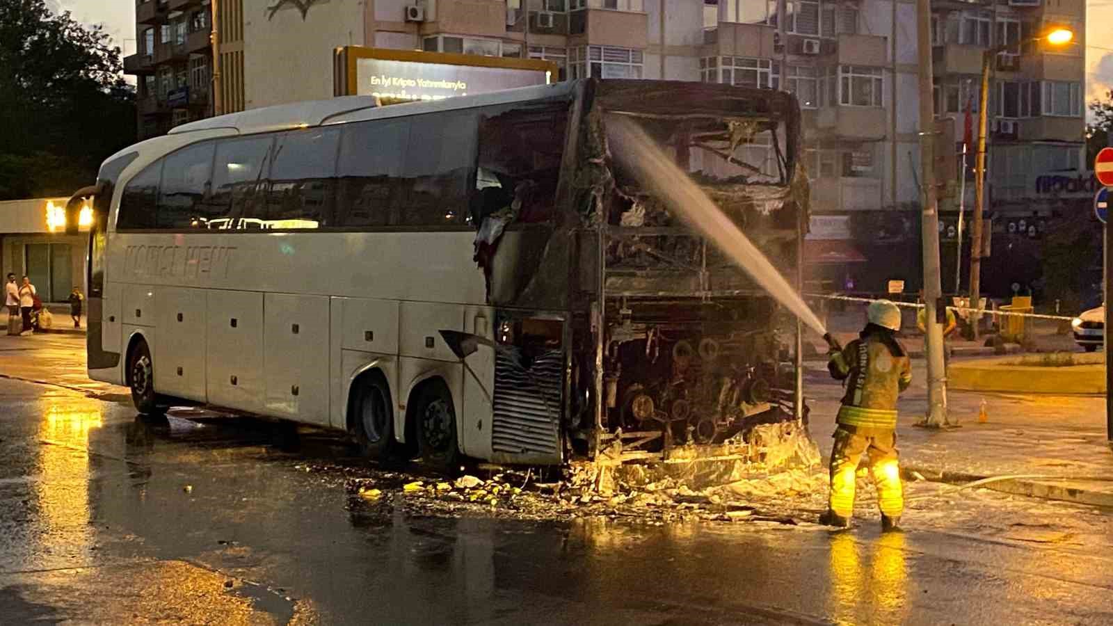 Şişli’de şehirlerarası otobüs seyir halindeyken alev aldı
