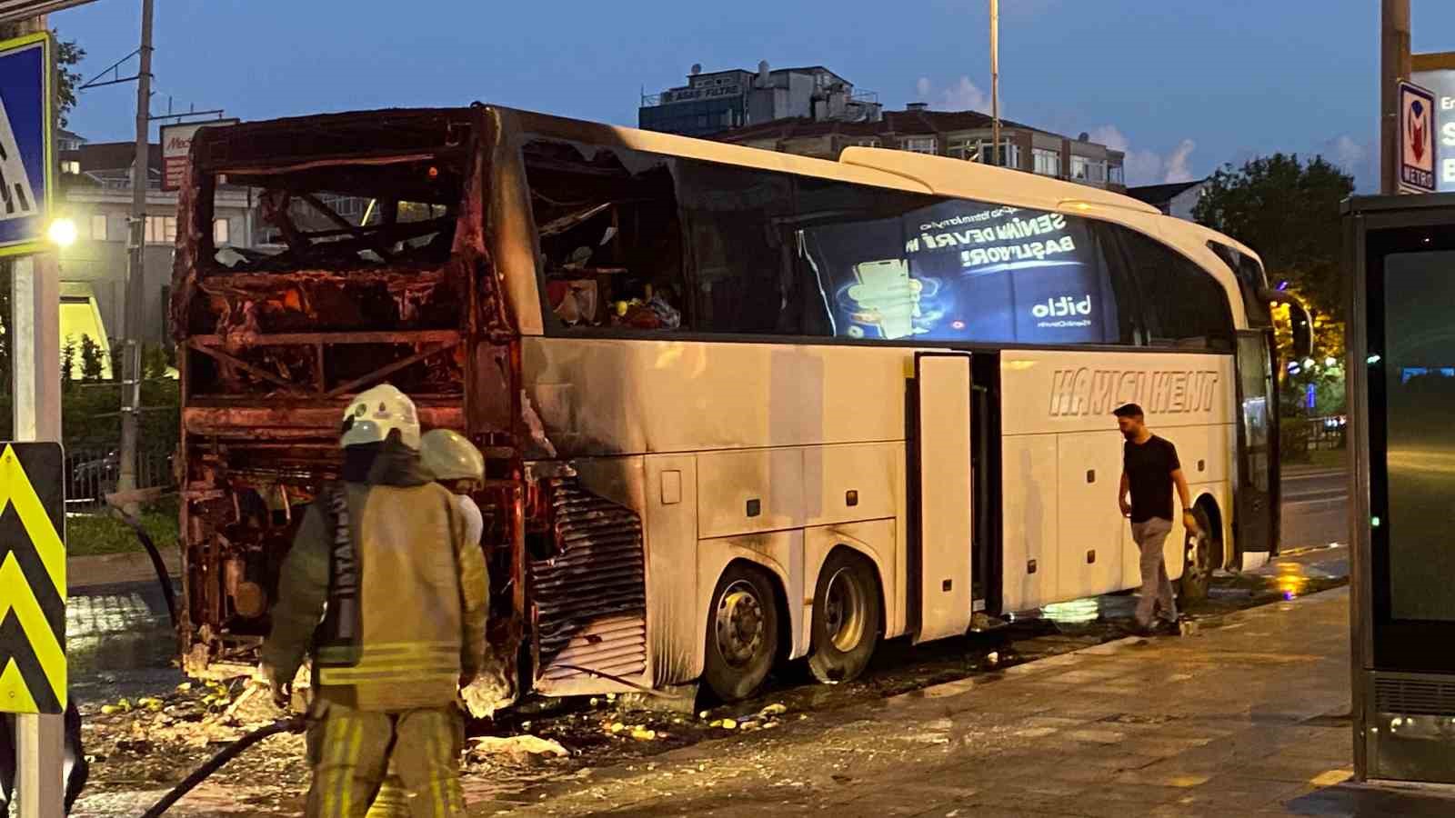 Şişli’de şehirlerarası otobüs seyir halindeyken alev aldı
