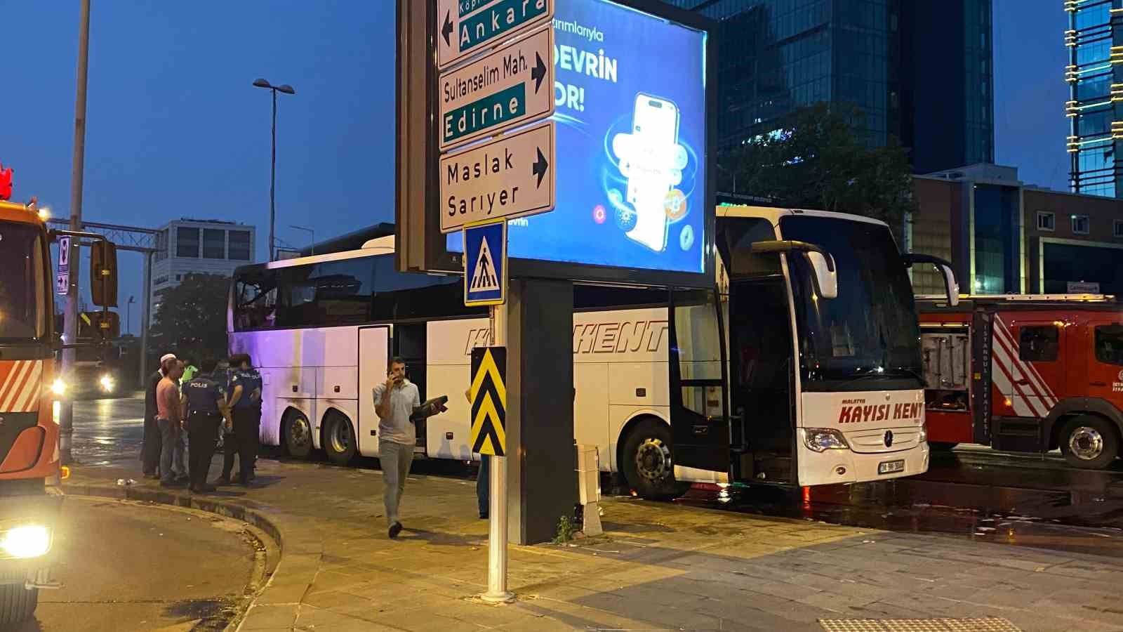 Şişli’de şehirlerarası otobüs seyir halindeyken alev aldı
