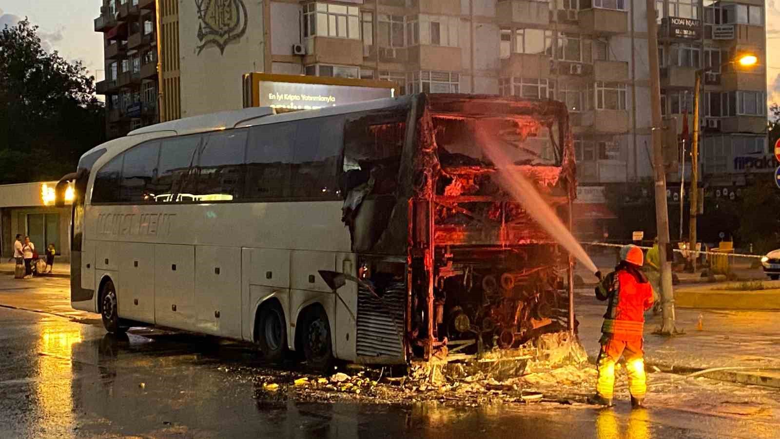 Şişli’de şehirlerarası otobüs seyir halindeyken alev aldı
