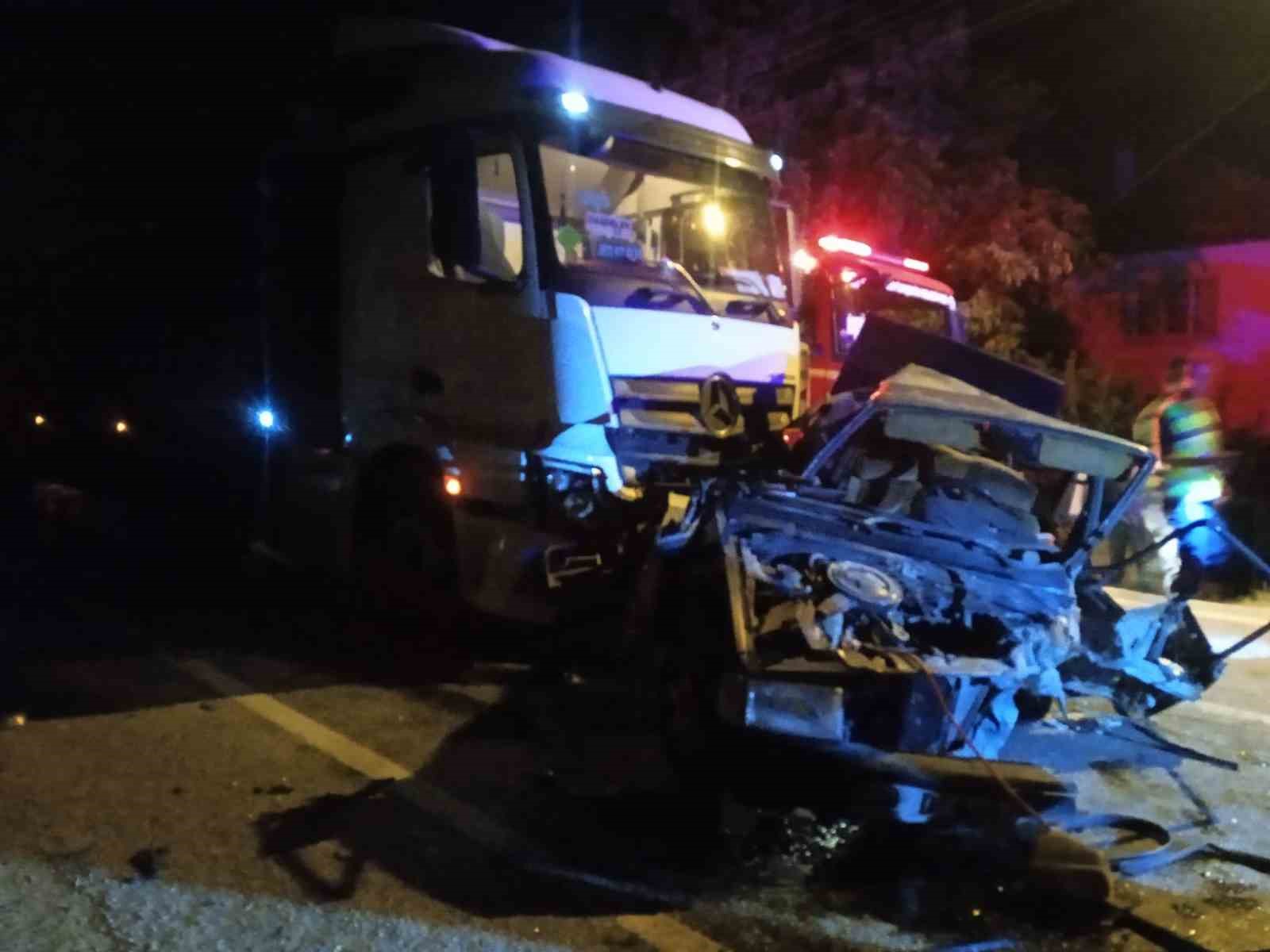 Kaza yapan otomobillere tır çarptı: 1 ölü, 1 yaralı
