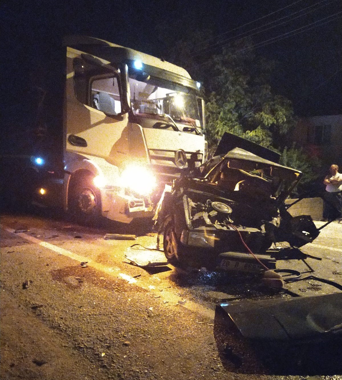 Kaza yapan otomobillere tır çarptı: 1 ölü, 1 yaralı
