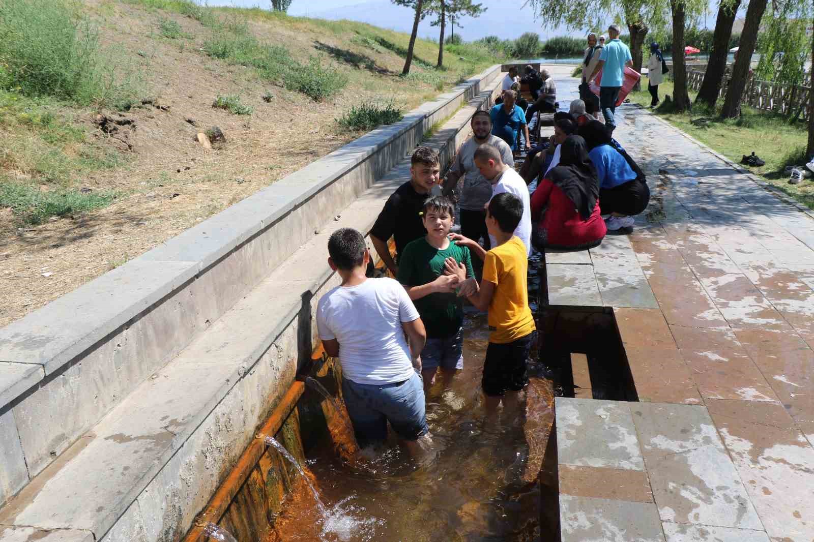 Kavurucu sıcakta Ekşisu buz gibi dondurdu
