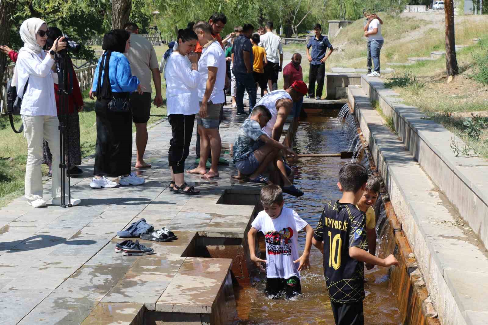 Kavurucu sıcakta Ekşisu buz gibi dondurdu
