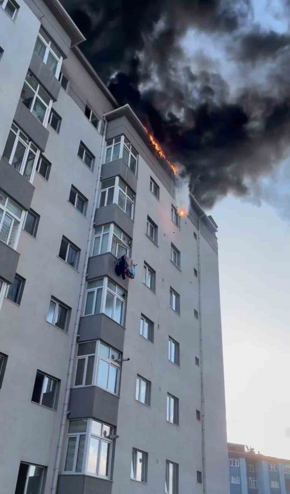 Kağıthane’de 13 katlı binada korkutan yangın
