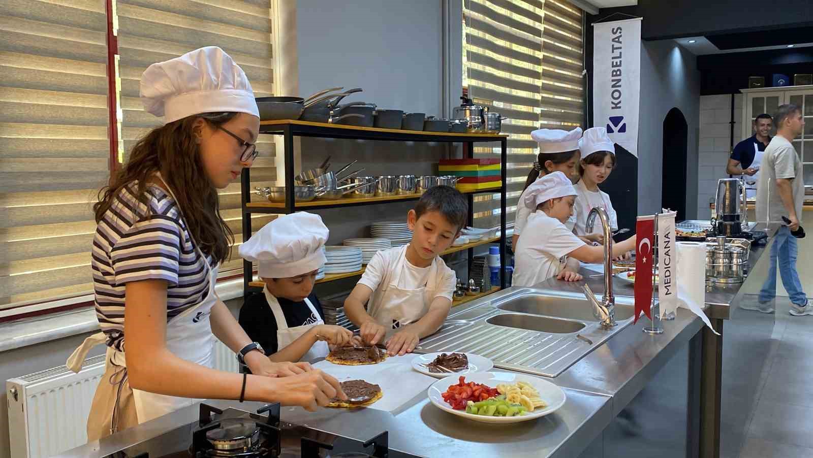 Çölyak hastası çocuklar aşçı oldu, glutensiz yemeklerini kendi hazırladı
