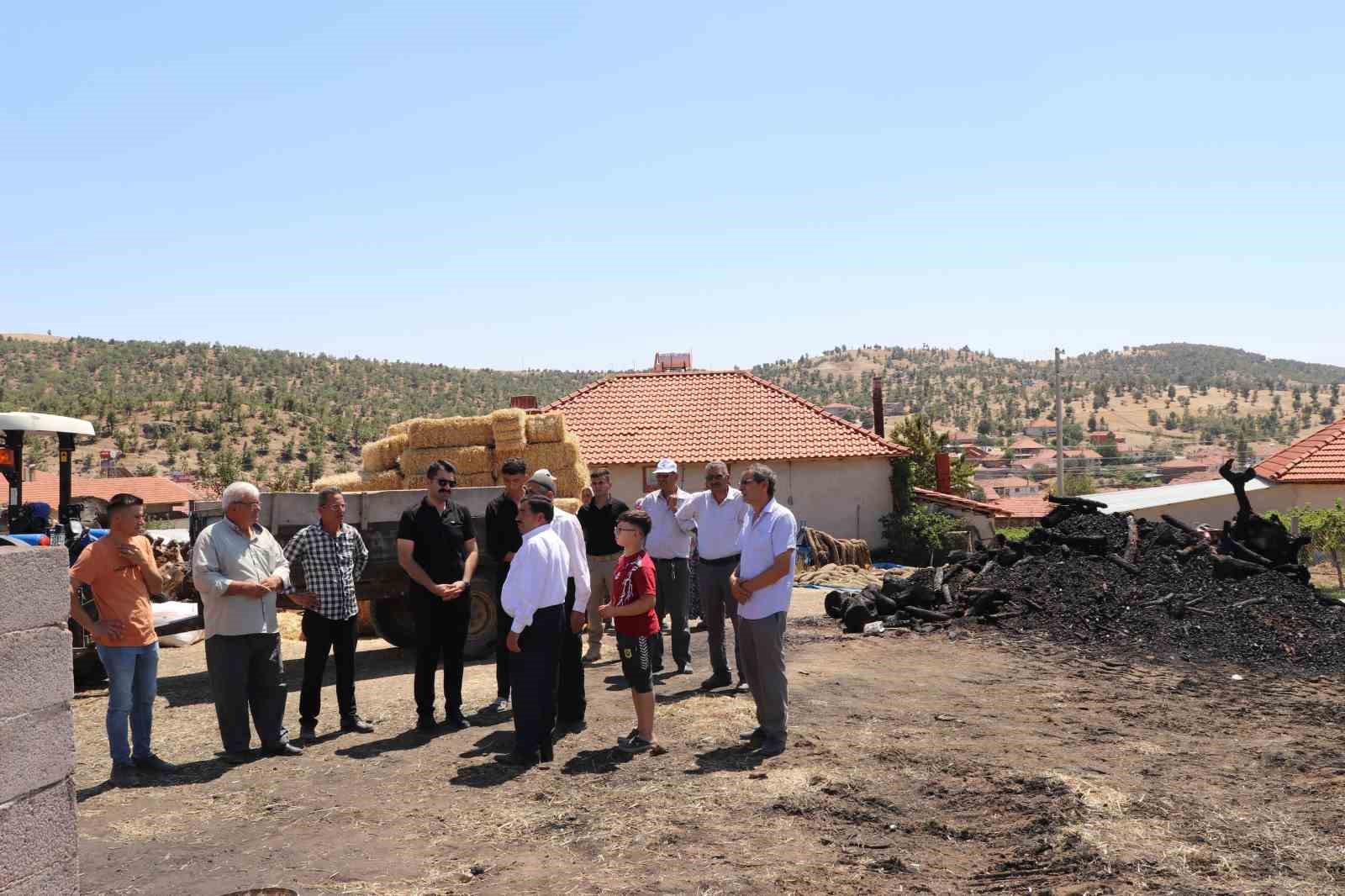 Kaymakam ve başkan yangında zarar gören aileyi ziyaret etti
