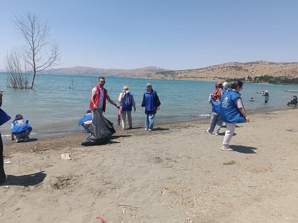 Elazığ’da gençler Hazar gölünde çevre temizliği yaptı
