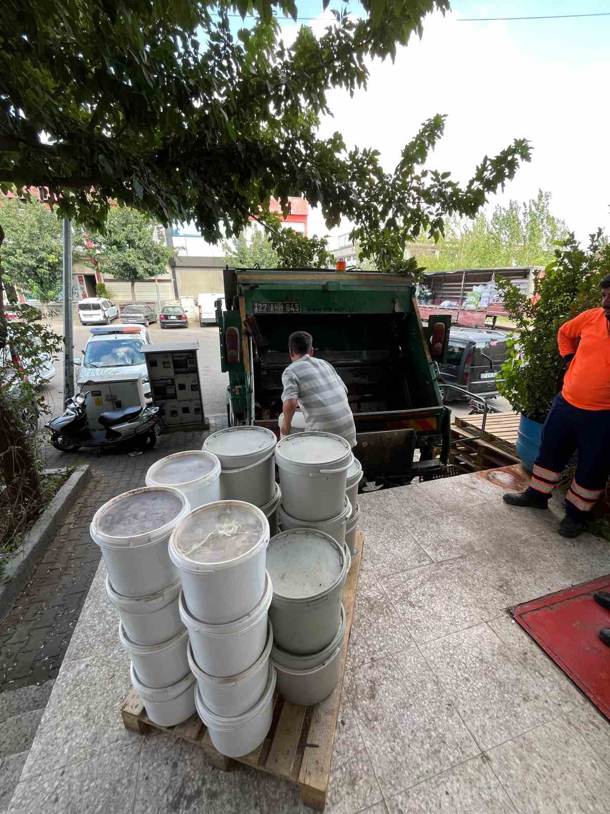 Tonlarca bozulmuş ve etiketsiz ürün imha edildi
