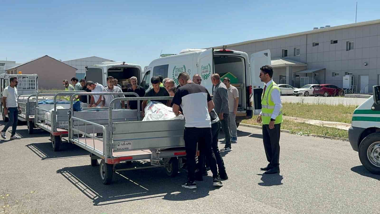 Otobüs kazasında hayatını kaybedenlerin cenazesi defnedilmek üzere Ağrı’ya getirildi
