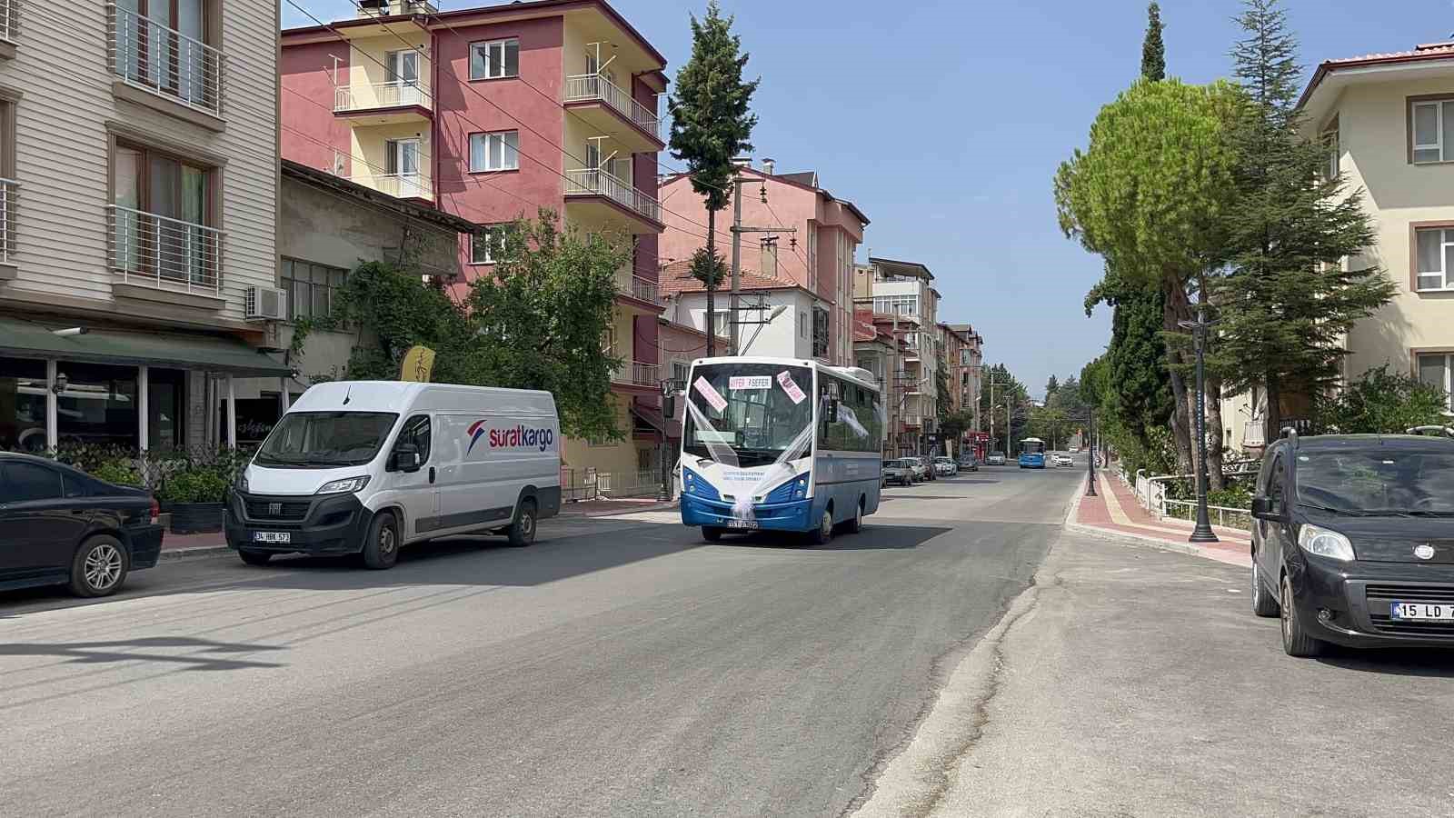 Burdur’da ekmek teknesi halk otobüsünü gelin arabası yaptı, eşiyle birlikte mutluluk turu attı
