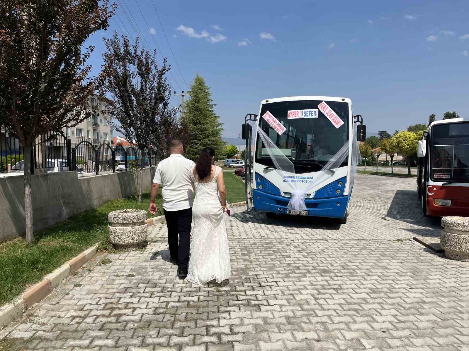 Burdur’da ekmek teknesi halk otobüsünü gelin arabası yaptı, eşiyle birlikte mutluluk turu attı
