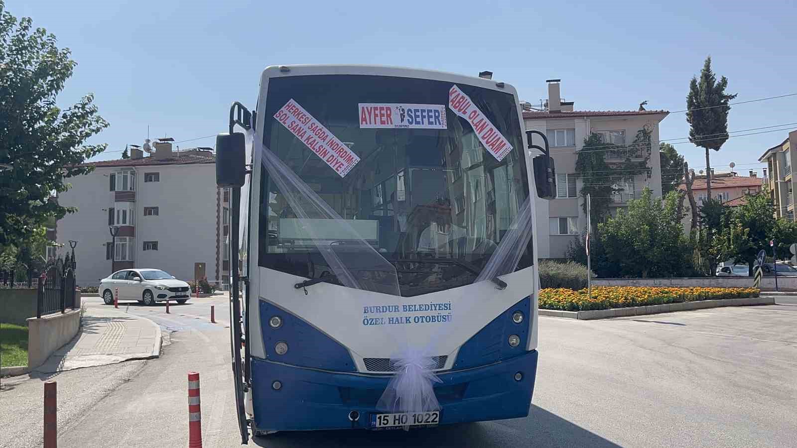 Burdur’da ekmek teknesi halk otobüsünü gelin arabası yaptı, eşiyle birlikte mutluluk turu attı
