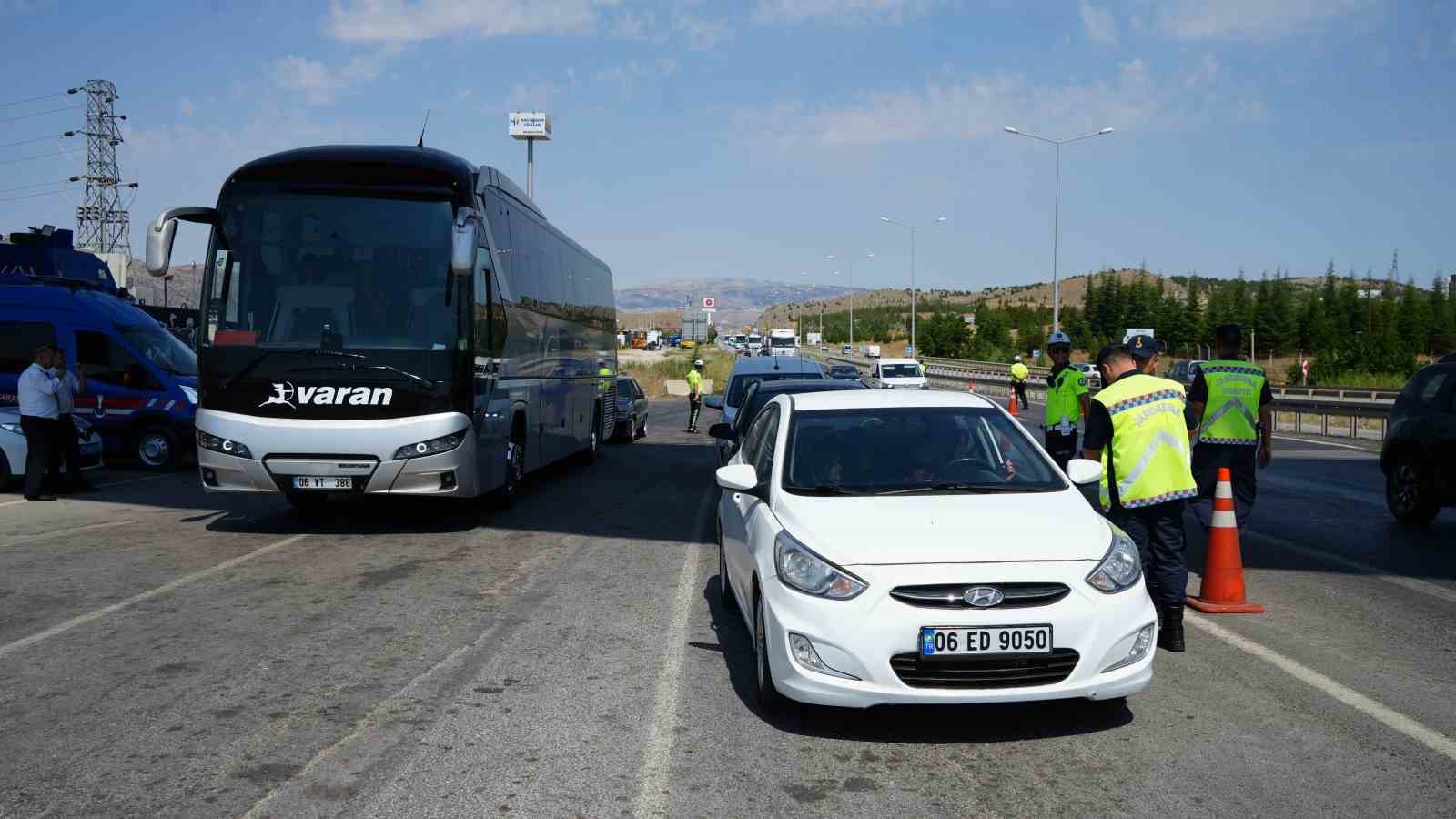 43 ilin geçiş güzergahında sıkı denetim: Otobüsler tek tek durduruldu
