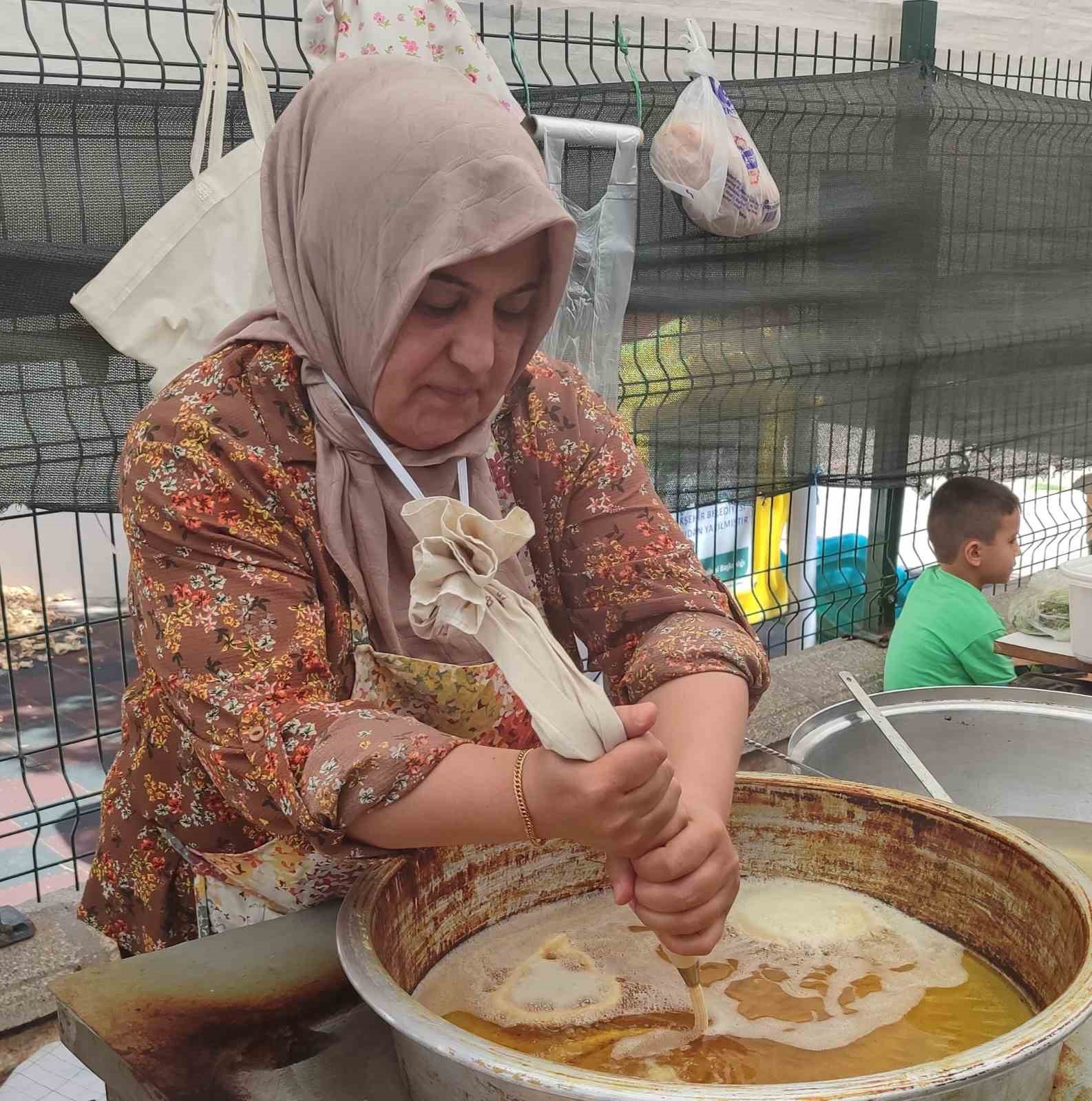 Evinde anne, tezgahta tatlıcı
