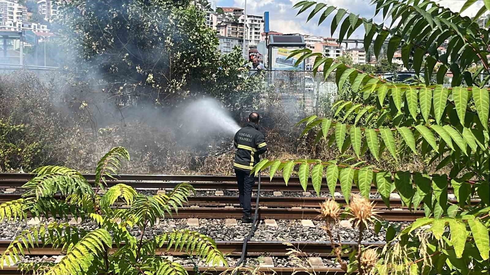 Hızlı tren rayında çıkan yangını canlarını hiçe sayarak söndürdüler
