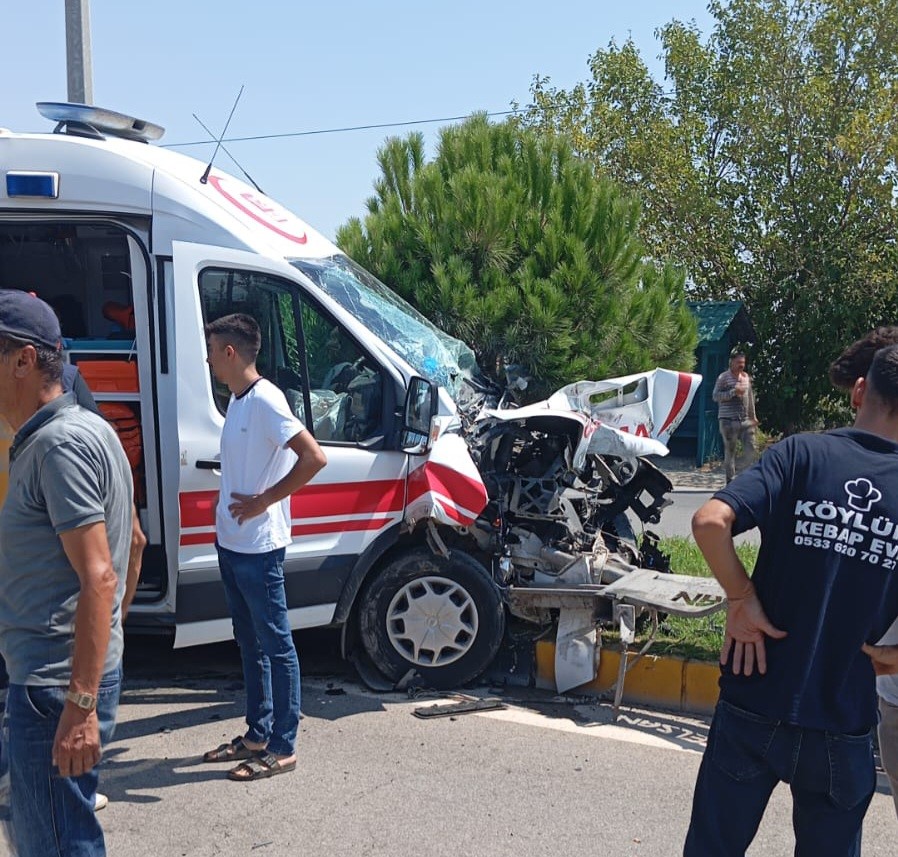 Gaziantep’te vakadan dönen ambulans tankere çarptı: 3 sağlıkçı yaralı
