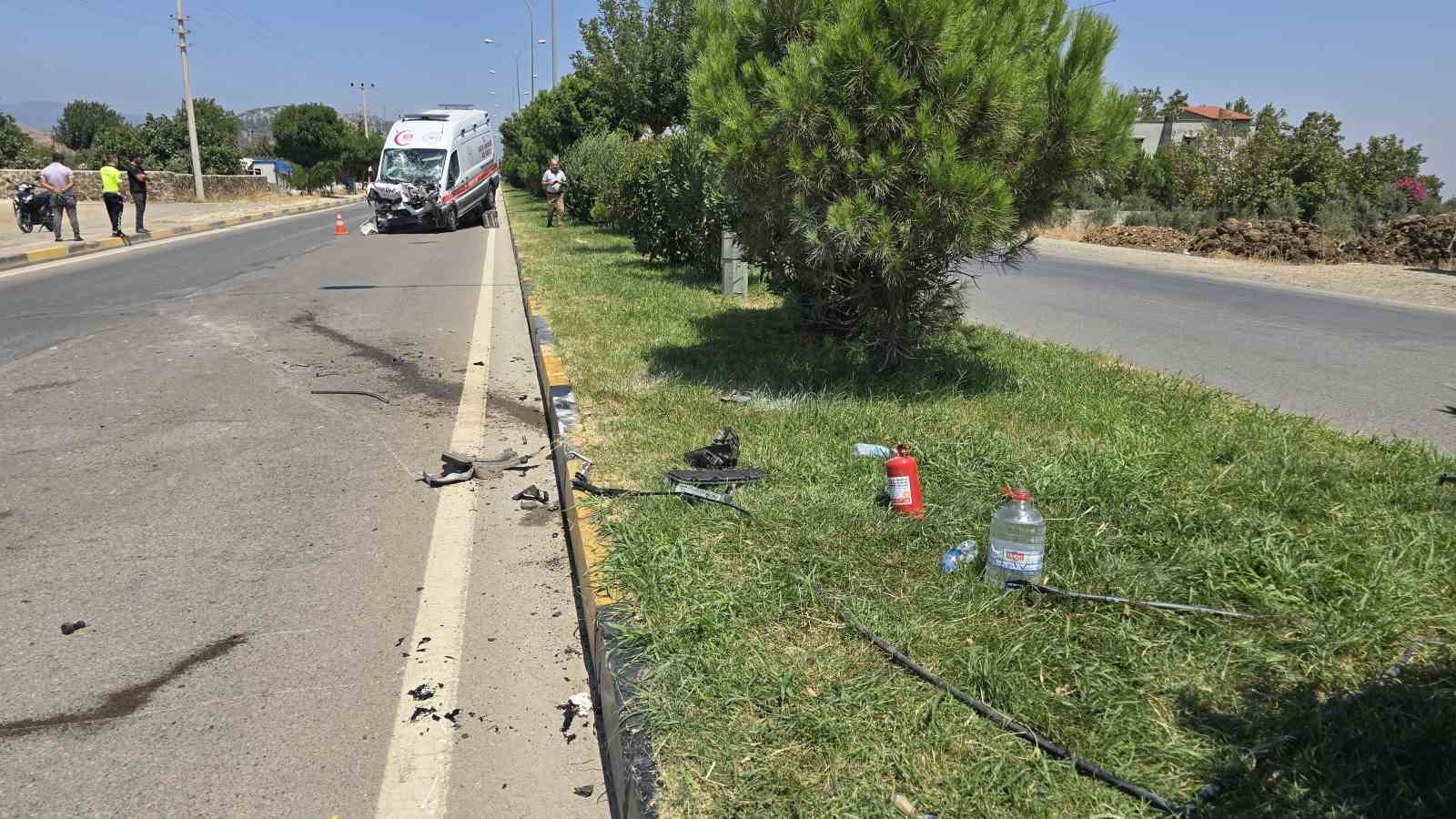 Gaziantep’te vakadan dönen ambulans tankere çarptı: 3 sağlıkçı yaralı
