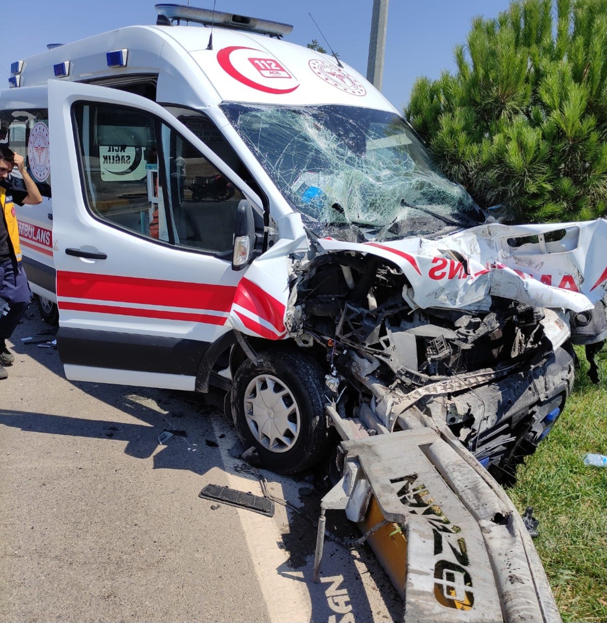 Gaziantep’te vakadan dönen ambulans tankere çarptı: 3 sağlıkçı yaralı
