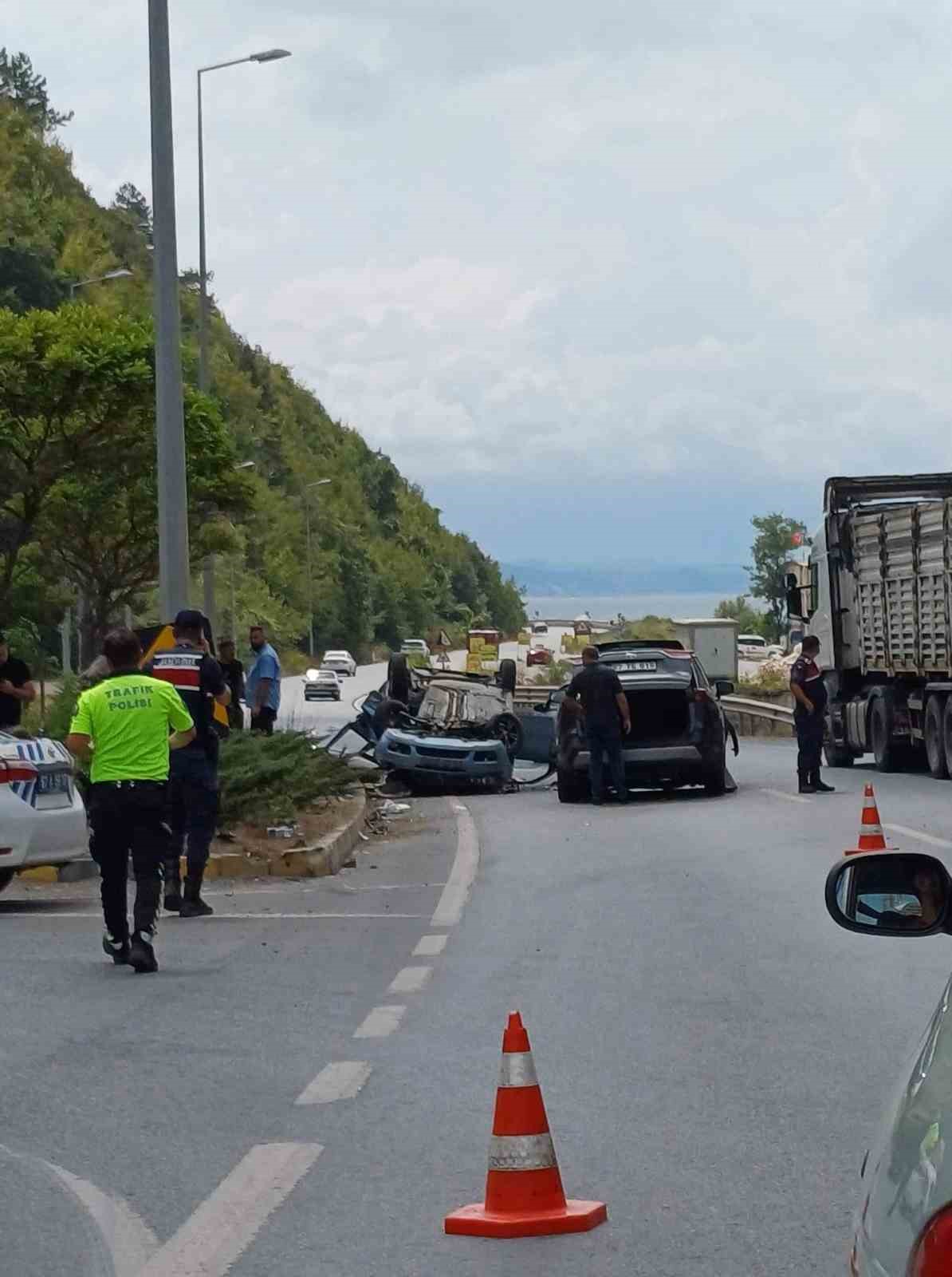 İki otomobil kavşakta çarpıştı: 1 ölü, 6 yaralı
