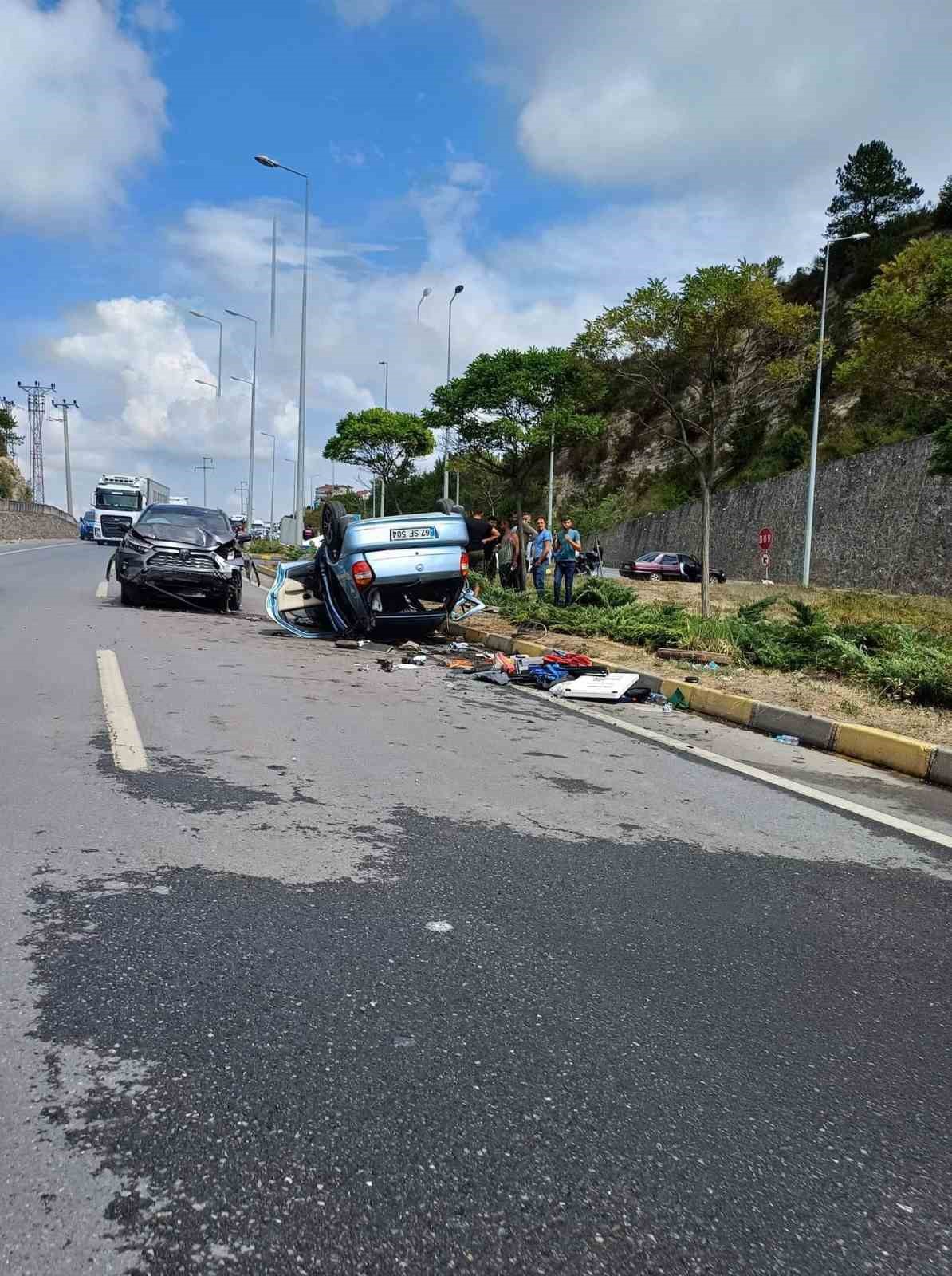 İki otomobil kavşakta çarpıştı: 1 ölü, 6 yaralı
