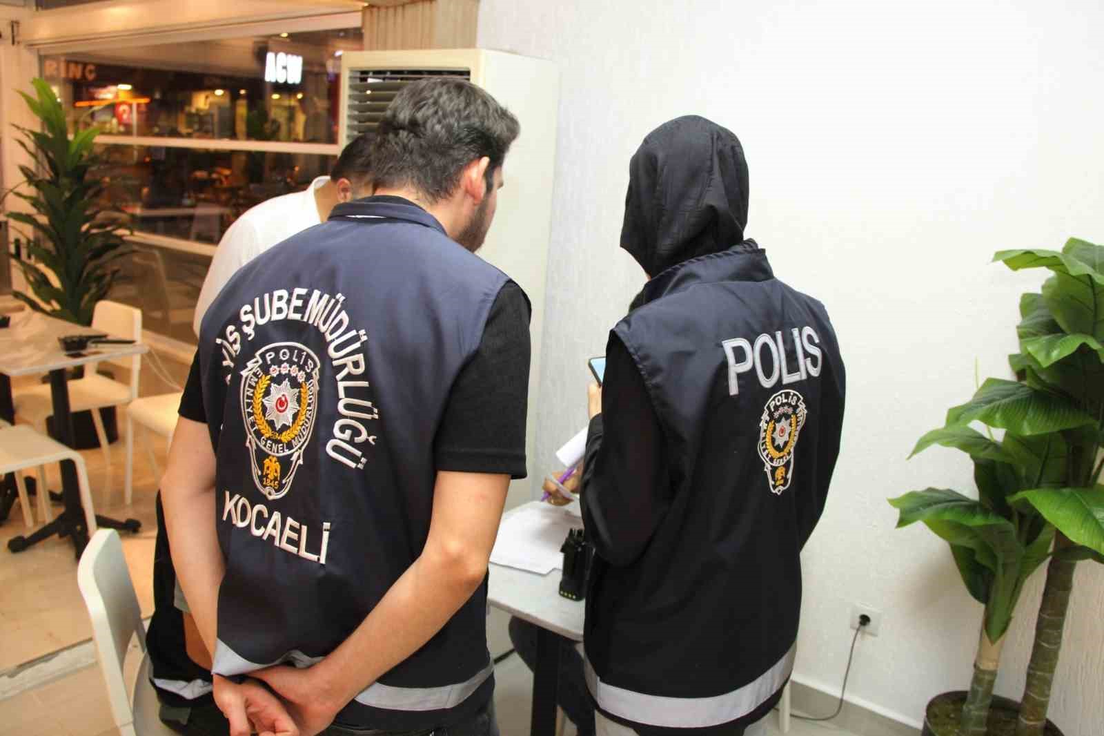 İzmit’te 2 günde 958 şahıs ve 45 araç polis kontrolünden geçti
