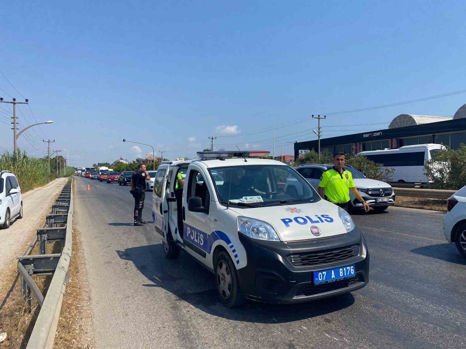 Yolun karşısına geçmek isterken otomobilin çarptığı yaya yaralandı
