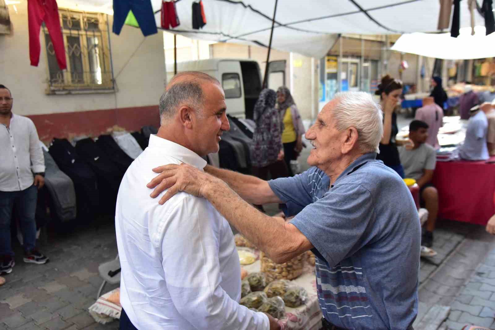 Başkan Kaya, semt pazarında vatandaşlarla buluştu
