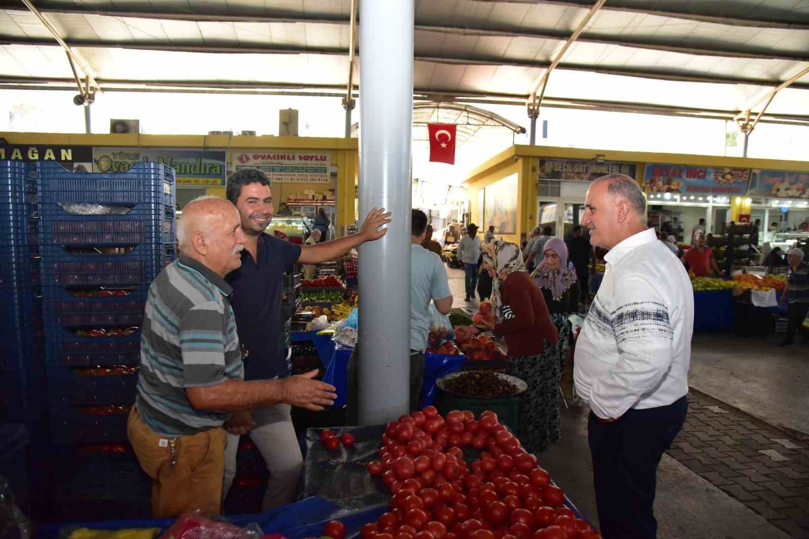 Başkan Kaya, semt pazarında vatandaşlarla buluştu
